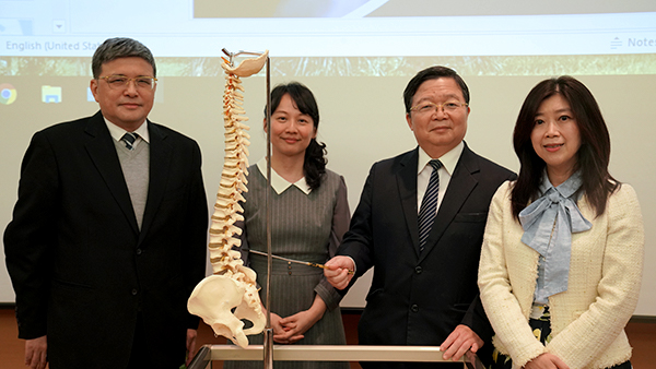 研究團隊(由左至右):洪士杰醫師、劉津秀醫師、陳英和醫師與林國儀研究員 研究團隊(由左至右):洪士杰醫師、劉津秀醫師、陳英和醫師與林國儀研究員
